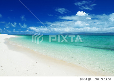 沖縄県黒島西の浜 98197378