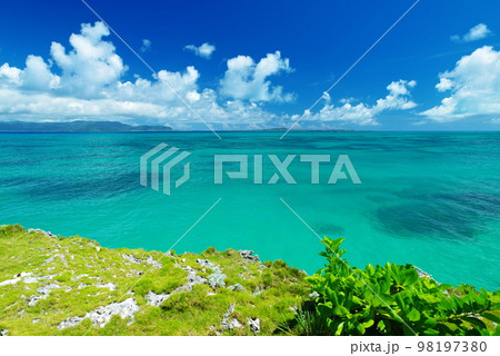 沖縄県黒島西の浜 98197380