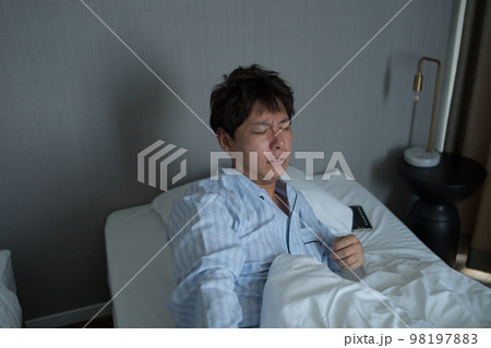 寝室の40代男性 98197883