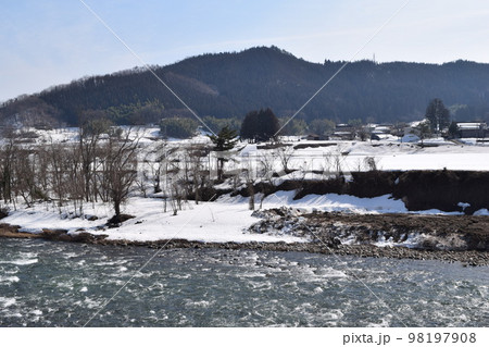 豪雪地域の雪溶け風景 豪雪地域の雪溶け風景 98197908