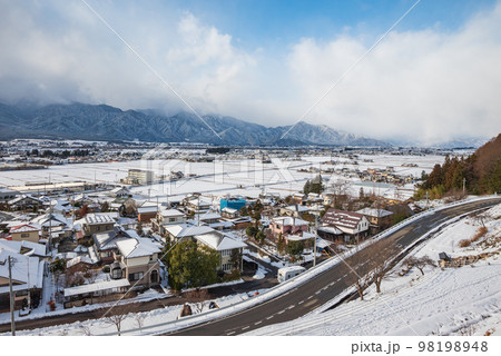 雪化粧された安曇野【北安曇郡池田町】 98198948