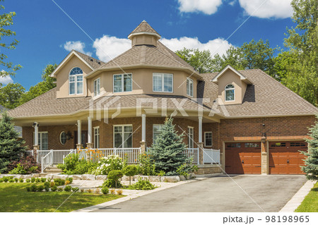 Custom built luxury house in the suburbs of Toronto, Canada. Custom built luxury house in the suburbs of Toronto, Canada. 98198965