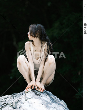 川辺と女性 川辺と女性 98200060