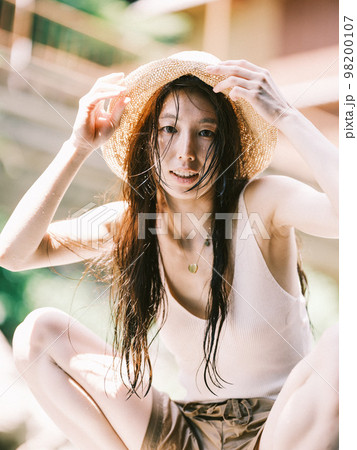 川辺と女性 98200107