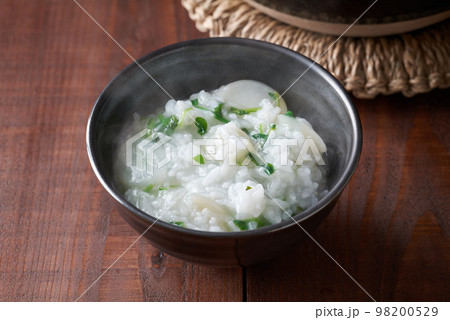 茶碗に盛った七草粥 茶碗に盛った七草粥 98200529