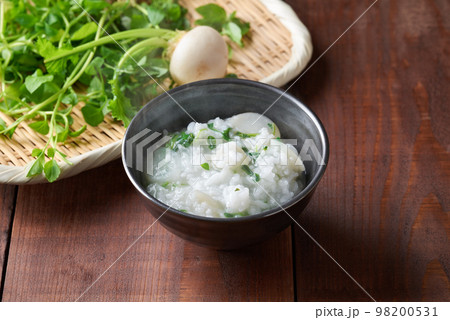 茶碗に盛った七草粥 98200531