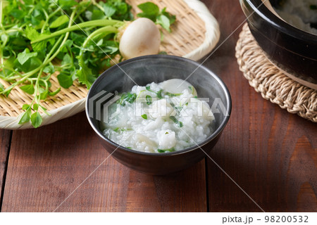 茶碗に盛った七草粥 98200532