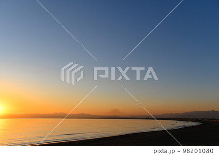 神奈川県 片瀬海岸 西浜 と 富士山の夕焼けの風景 神奈川県 片瀬海岸 西浜 と 富士山の夕焼けの風景 98201080