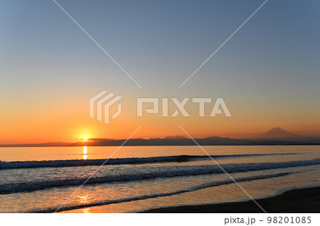 神奈川県 片瀬海岸 西浜 と 富士山の夕焼けの風景 98201085