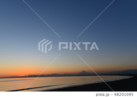 神奈川県 片瀬海岸 西浜 と 富士山の夕焼けの風景 98201095