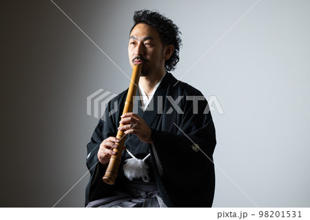 髭の男性の和楽器シリーズ　尺八 98201531