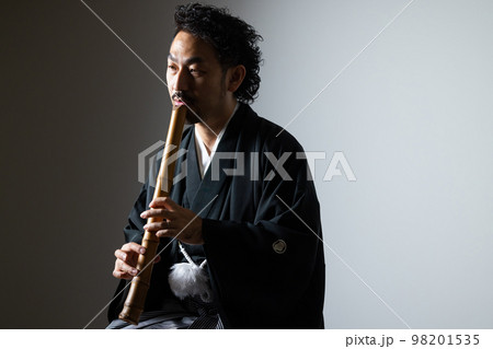 髭の男性の和楽器シリーズ　尺八 98201535