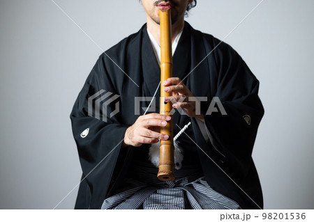 髭の男性の和楽器シリーズ　尺八 98201536