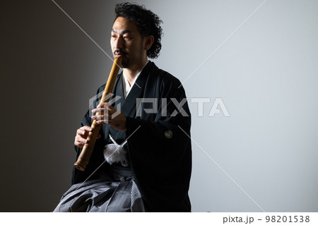 髭の男性の和楽器シリーズ　尺八 98201538