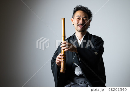 髭の男性の和楽器シリーズ 尺八 髭の男性の和楽器シリーズ 尺八 98201540