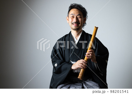 髭の男性の和楽器シリーズ　尺八 98201541