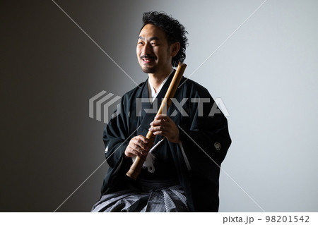 髭の男性の和楽器シリーズ　尺八 98201542