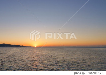 左下に太陽を配置した日の出 98201570
