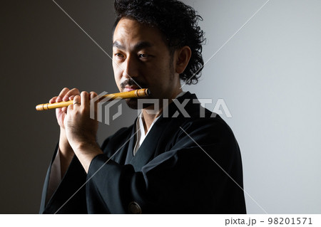 髭の男性の和楽器シリーズ　篠笛　 98201571