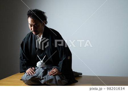 紋付袴の髭の人 98201634