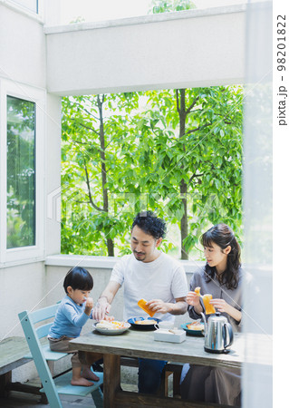 テラスで朝食を食べるファミリー テラスで朝食を食べるファミリー 98201822