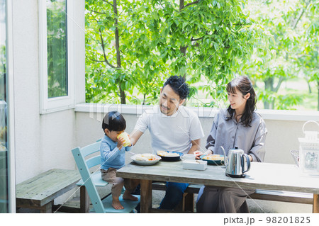 テラスで朝食を食べるファミリー 98201825
