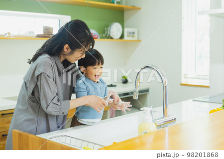 キッチンで手を洗う子供とお母さん 98201868