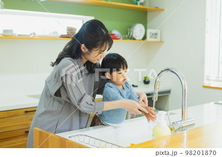 キッチンで手を洗う子供とお母さん 98201870