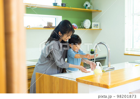 キッチンで手を洗う子供とお母さん 98201873