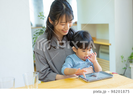 キッチンで手を洗う子供とお母さん キッチンで手を洗う子供とお母さん 98201875