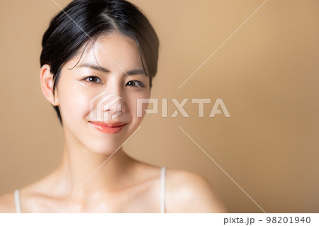 ショートヘアの女性 ショートヘアの女性 98201940
