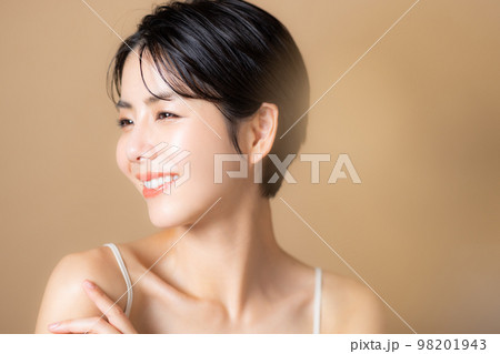 ショートヘアの女性 ショートヘアの女性 98201943