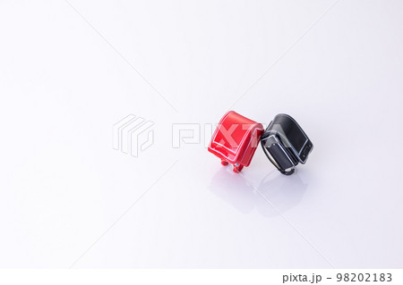 赤と黒の寄り添うランドセル　ミニチュア 98202183