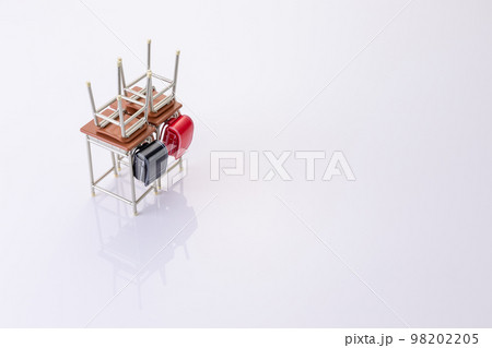 小学校机イメージ　ミニチュア 98202205