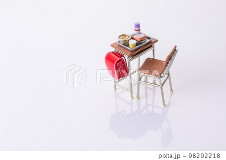 小学校給食イメージ　ミニチュア 98202218