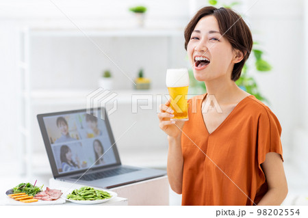 オンライン飲み会　女性　ノートパソコン 98202554