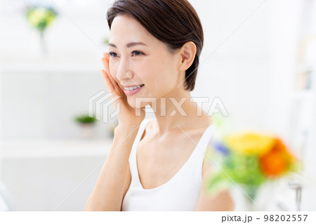 アンチエイジング　ミドル　女性 98202557