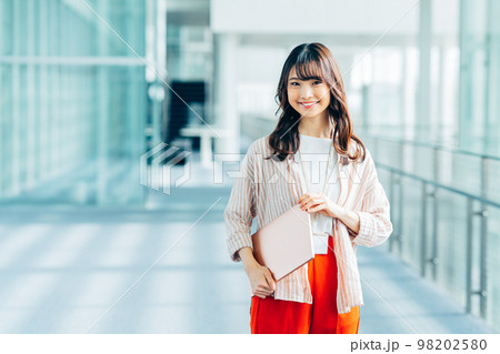 エンジニアの若い女性 98202580