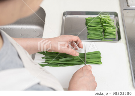 【ざく切りにしたニラをバットに移す】 【ざく切りにしたニラをバットに移す】 98203580