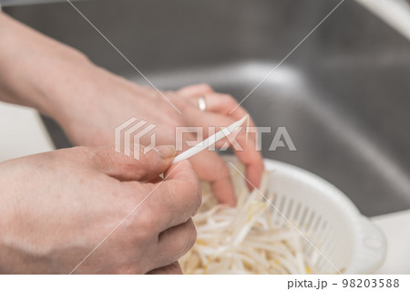 【もやしの根を取る】 【もやしの根を取る】 98203588