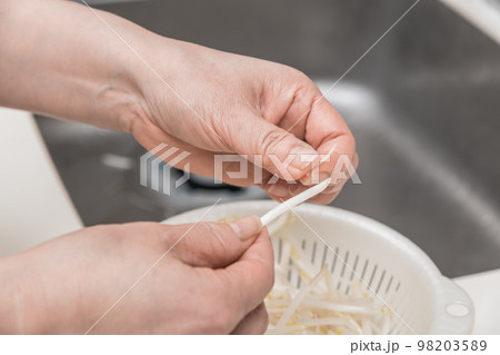 【もやしの根を取る】 【もやしの根を取る】 98203589