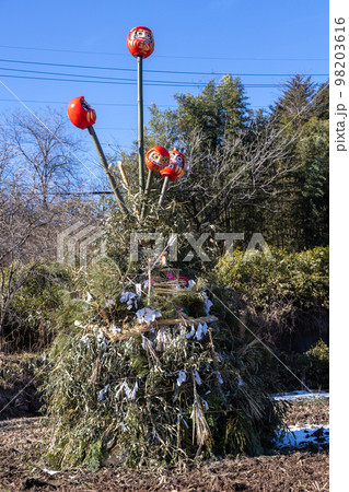 どんど焼きの準備 群馬県吾妻郡 どんど焼きの準備 群馬県吾妻郡 98203616