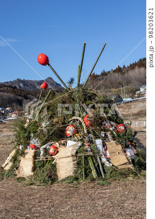 どんど焼きの準備 群馬県吾妻郡 どんど焼きの準備 群馬県吾妻郡 98203621
