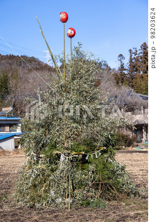 どんど焼きの準備 群馬県吾妻郡 どんど焼きの準備 群馬県吾妻郡 98203624