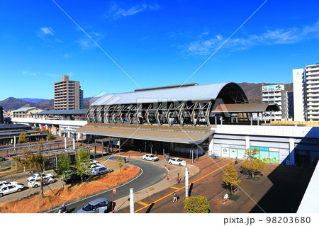 【高知県】晴天下のJR高知駅 98203680