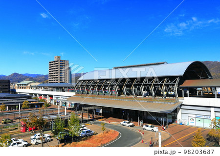 【高知県】晴天下のJR高知駅 98203687