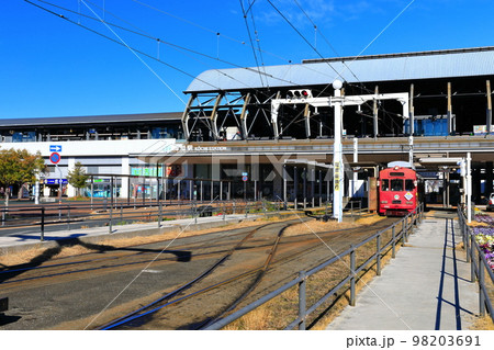 【高知県】晴天下のJR高知駅ととさでん 98203691