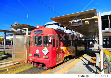 【高知県】晴天下のJR高知駅ととさでん 【高知県】晴天下のJR高知駅ととさでん 98203693