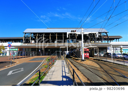 【高知県】晴天下のJR高知駅ととさでん 【高知県】晴天下のJR高知駅ととさでん 98203696