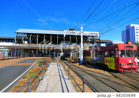 【高知県】晴天下のJR高知駅ととさでん 98203699